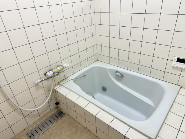 窓付きのバスルームは、採光もあり明るく気持ちの良い空間です。窓があることで、換気環境も良好。掃除もスムーズに出来ます。ゆったり寛げるバスルームで、毎日のバスタイムが楽しみになりそうです。