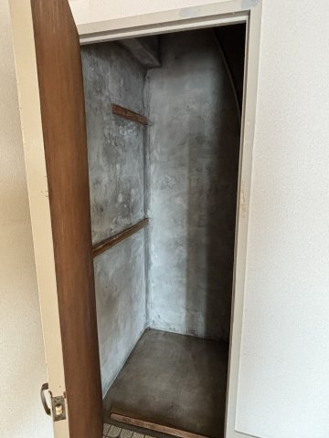 大きなお荷物やアウトドア用品を収納できる、玄関の物入。