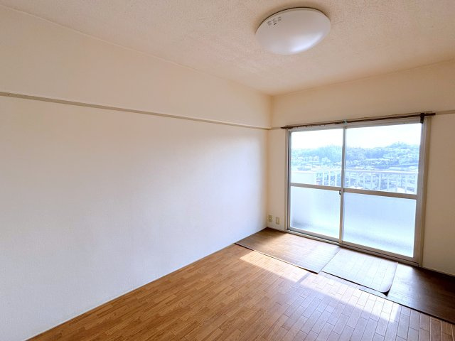 南東向きバルコニーから明るい自然光が差し込みます。
