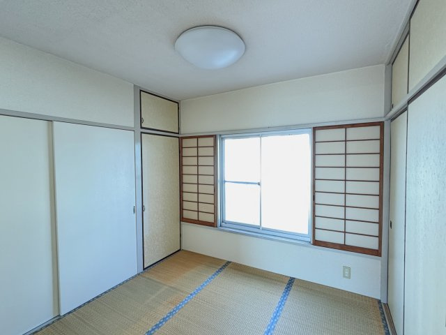 畳の上でゆっくりとくつろげる和室です。障子がレトロな雰囲気です。