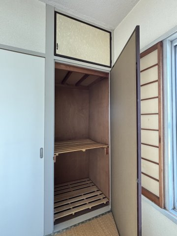 和室には2箇所の押入れがあります。