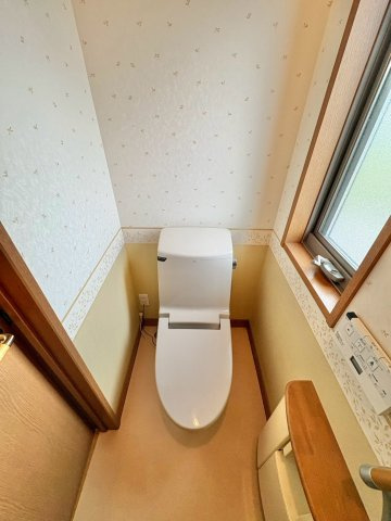 落ち着いた色調のトイレです(2階)