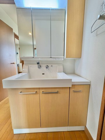 朝の身支度には欠かせない独立洗面化粧台(2階)