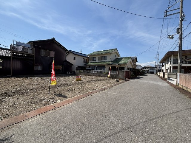 周辺は交通量も比較的少なく、穏やかな住環境が魅力。