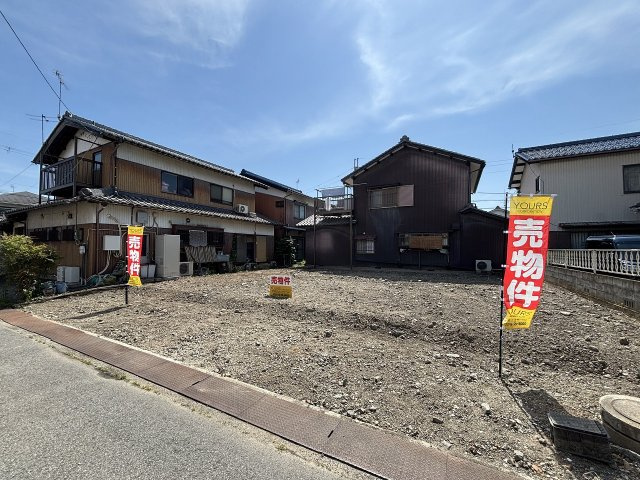 前面道路との高低差が少なく、自由設計可能な売り土地。理想の住まいを実現してください。