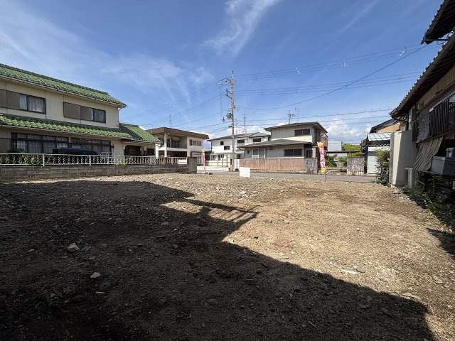 周囲に圧迫感の少ない住宅地にあり、開放感のある売り土地です。