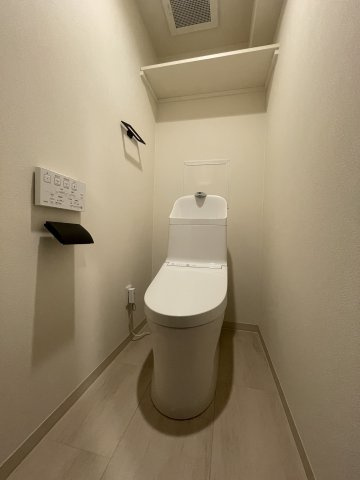 ■トイレ■温水洗浄便座仕様。シンプルな使いやすさを重視しました。