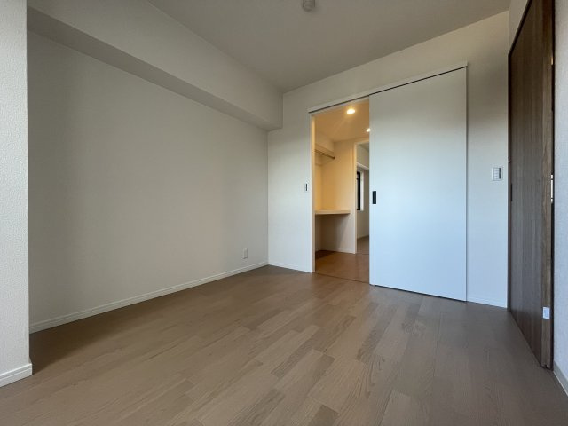 ■西側洋室約5.1帖■サブバルコニーへの出入りができる洋室。奥に見えるのはウォークスルークローゼット