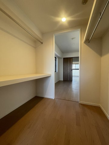 ■ウォークスルークローゼット■左側には中段とパイプ、右側には枕棚と長いものを掛けられるパイプを用意。