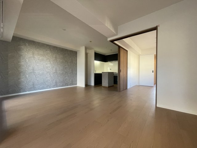 サンルーム側から見たLDK。中洋室の扉を閉めて利用することもできます。