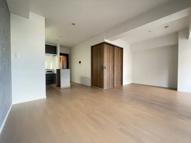 中洋室の扉を閉めたバージョン。