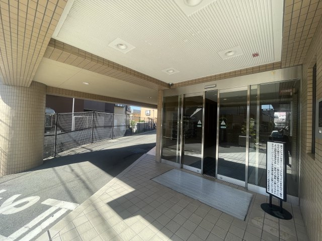 オートロック仕様のエントランス。