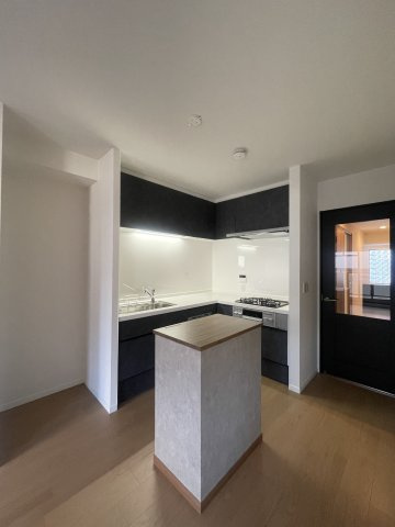 ■L字型キッチン■手前のカウンターはゴミ箱等を隠せる仕様になっています。