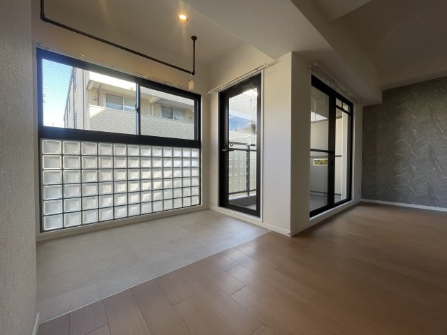 ■サンルーム■硝子ブロックを生かしたサンルーム。植物を置いたり、洗濯物を干したり。