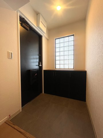 ■玄関■ガラスブロックが目を惹きますね。