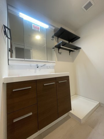 ■洗面室■便利な三面鏡仕様とたっぷり収納。洗濯機の上には収納棚も用意しました。