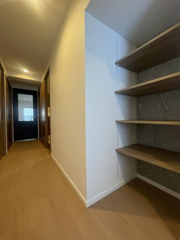 ■リビングへ続く廊下■オープン棚がオシャレ。可動式なのでお好みの高さに合わせてくださいね。