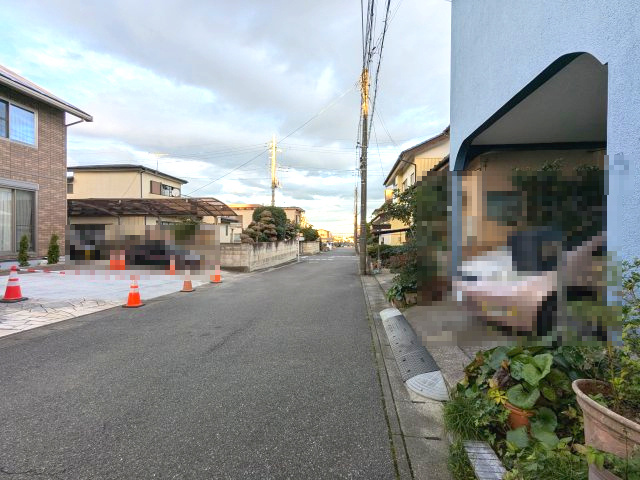 広々とした前面道路で見通し良好です♪