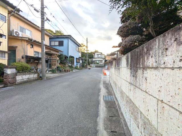 広々とした前面道路で見通し良好です♪