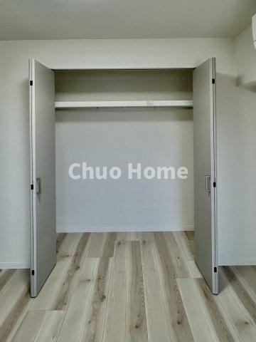 居室にはクローゼットを完備し、自由度の高い家具の配置が叶うシンプルな空間です。お子様の成長と必要になる子供部屋を与えるにはぴったりの間取りですね。