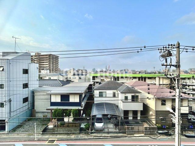 手を伸ばせば、ふれることが出来そうな環境が、そのままインテリアになったような印象です。その豊かな眺望にふさわしい空間には、通風・採光にも優れ、心地よい光と風があふれています