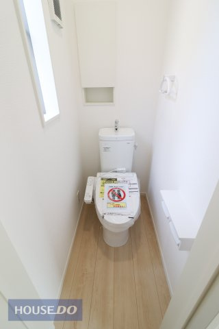 【トイレ】温水洗浄暖房便座付き。窓付きのトイレスペース。換気環境も良好です。