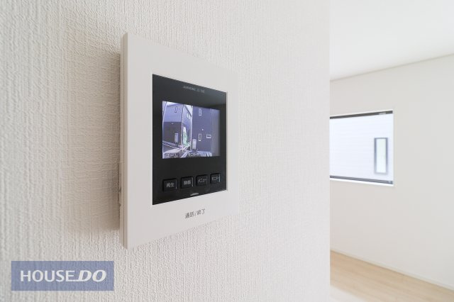 【TVインターホン】カラーTVインターホン。カラーの録画機能付きで、不在時の来訪者も確認可能。防犯上はもちろん、お届け物などの把握にも便利！