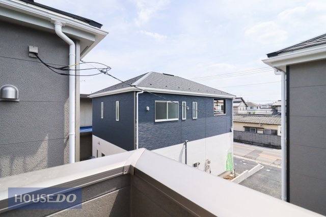 【建物からの眺望】バルコニーからの景色。十分な間隔が確保されております。