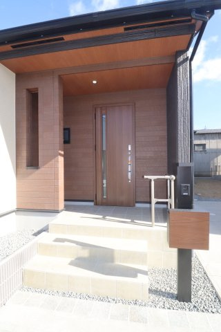 【郡山市芳賀３丁目　　　２号棟　　　芳賀小学校、郡山第４中学区の玄関】