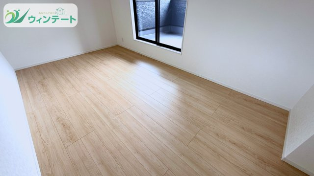一日の終わりに心安らぐ寝室。採光・通風ともに良好で、居心地の良さにこだわったプライベート空間です。