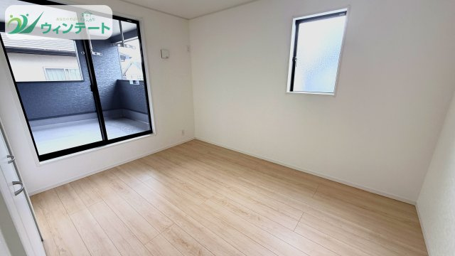 バルコニーに面した洋室は、開放感と明るさが魅力。読書やリモートワークにもぴったりの心地よい空間です。