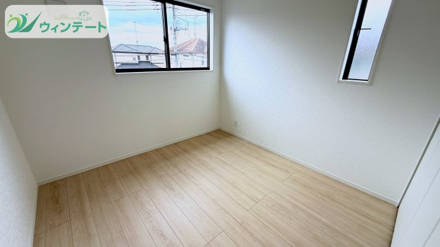 全室にしっかり採光を確保した明るい洋室。収納スペースもあり、家族それぞれのプライベート空間として快適に過ごせます。