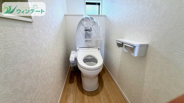 使い勝手の良い温水洗浄便座付きトイレ。明るく清潔感のある空間で快適にご使用いただけます。