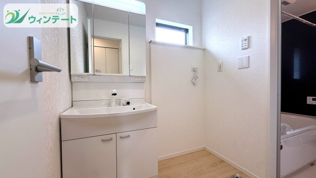 お手入れがしやすい洗面台。清潔感あるホワイトカラーで、明るく爽やかな空間です。