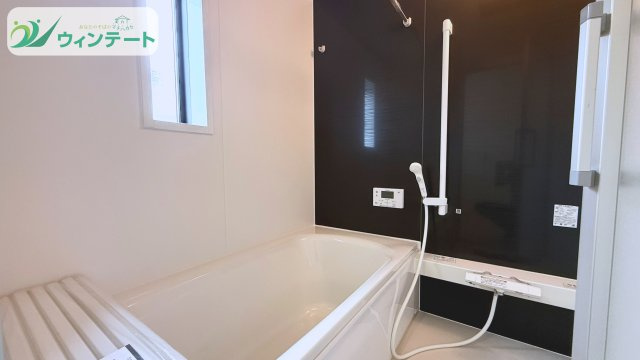 一日の疲れを癒すゆったり一坪タイプの浴室。浴室乾燥機付きで雨の日も快適。家族みんなが心地よく使えるバスルームです。