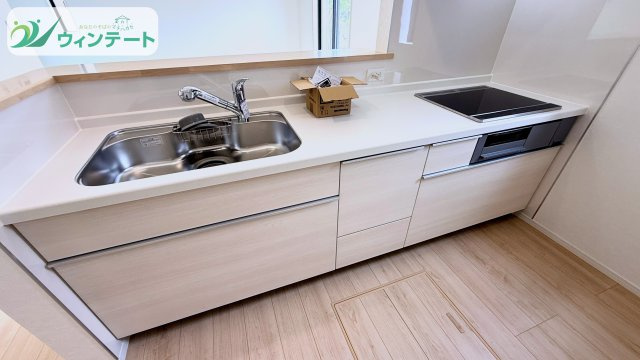 シンプルで機能的なキッチン。使いやすい動線設計で、料理も後片付けもスムーズに行えます。