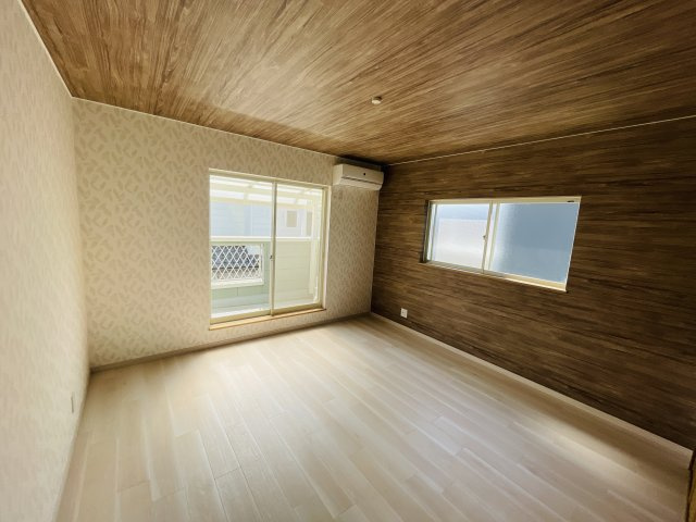 2階洋室8帖です。エアコン付きです