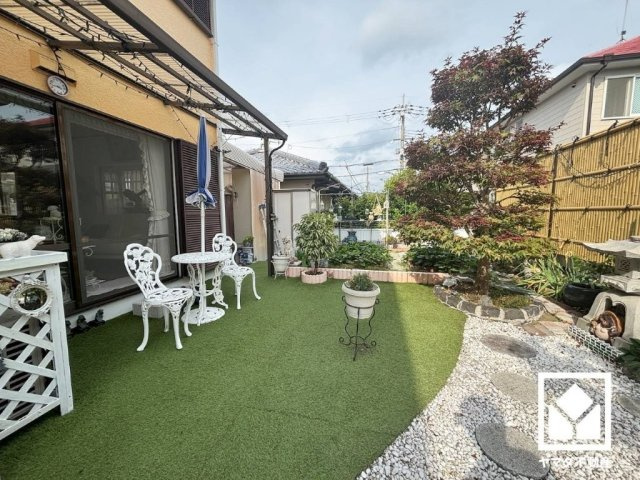 ゆとりあるお庭付きの住宅。季節の植物を育てたり、アウトドアチェアを置いてくつろいだり、お庭のある住まいならではの時間をお楽しみいただけます。
