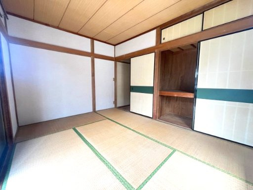 バルコニーへとつながる開放感のある和室空間♪　風通しも良く、くつろぎの場として心地よくお使いいただけます！