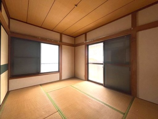 バルコニーへとつながる開放感のある和室空間♪　風通しも良く、くつろぎの場として心地よくお使いいただけます！