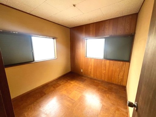 畳からフローリングに変更された洋室空間♪　使い勝手が良く、幅広い用途に対応できるお部屋です！
