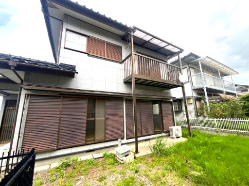 お庭と駐車スペースを備えたゆとりある敷地♪　ガーデニングや家庭菜園も楽しめ、カーライフにも便利な住環境です！