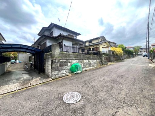 お庭と駐車スペースを備えたゆとりある敷地♪　ガーデニングや家庭菜園も楽しめ、カーライフにも便利な住環境です！