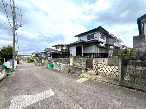 お庭と駐車スペースを備えたゆとりある敷地♪　ガーデニングや家庭菜園も楽しめ、カーライフにも便利な住環境です！