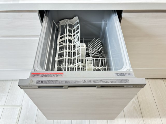 ビルトイン食器洗い乾燥機を搭載しており、食後の面倒な洗い物の手間を大幅に軽減します。高温洗浄・乾燥により衛生的に食器を保てるほか、忙しい共働き世帯や子育て世帯の毎日の家事をサポートする便利な設備です。