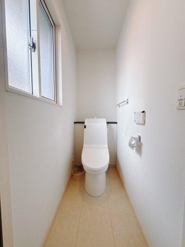 ■トイレ｜白を基調とした清潔感溢れるトイレになっています。トイレには窓がついていますので常に換気をすることができ清潔を保てます。