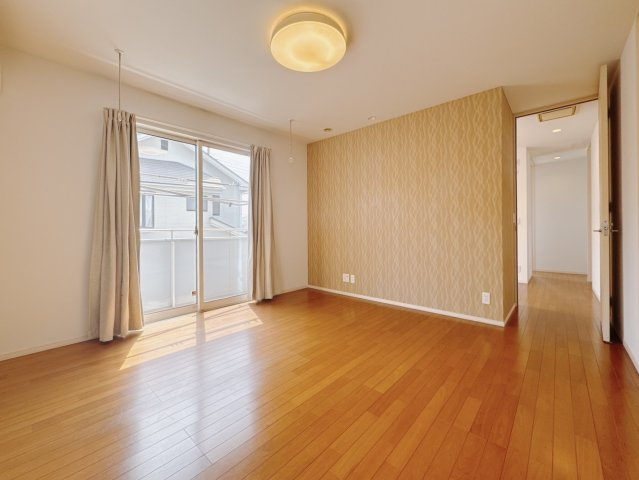 ■主寝室｜ダブルベッドを置いても充分な広さを2Ｆのお部屋に設けております。お子様と家族みんなで寝るのも夢じゃありません♪窓からは光が差し込むので日中でも明るいお部屋です。