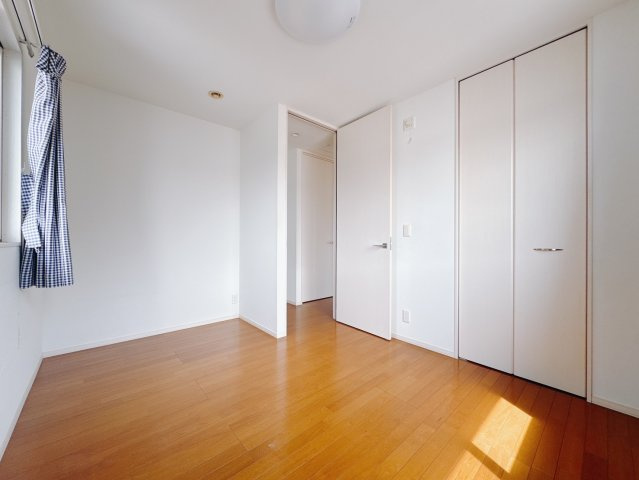 ■洋室｜お子様の一人部屋にピッタリな洋室。木のぬくもりを感じるフローリングは、天然木の味わいが時とともに深みを増していきます。また、傷にも強く、フリーワックスでお手入れもラクラクです♪