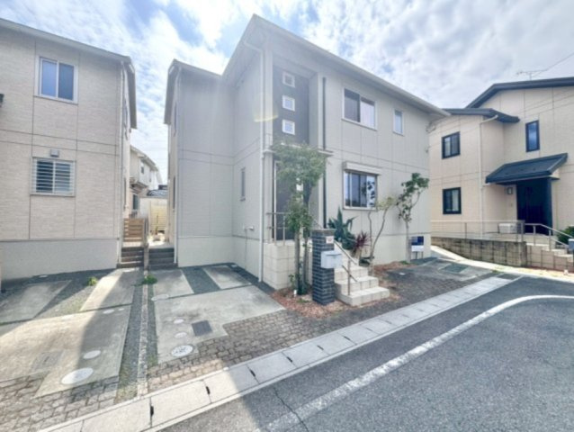 ■外観｜特徴のある個性的な住まいと美しい街並み、そして住みやすい環境を、ぜひ現地でご覧になりませんか。お気軽にお問合せください(^^)　