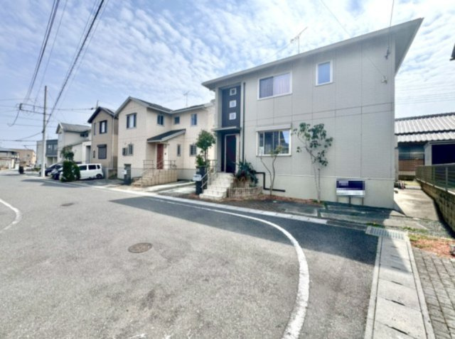 ■外観｜周囲の見渡しが良く、車の出入りの際も安全確認がしやすいため、小さなお子様がいるご家庭でも安心です。